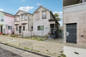 E 15th St-0606-003