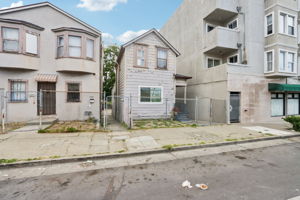 E 15th St-0606-006