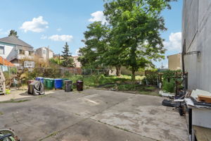 E 15th St-0606-007