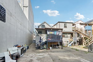 E 15th St-0606-008