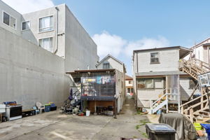 E 15th St-0606-009