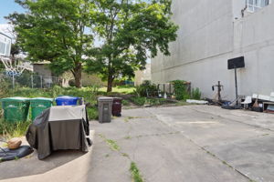 E 15th St-0606-010