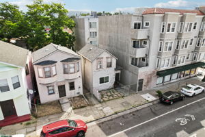 E 15th St-0606-018
