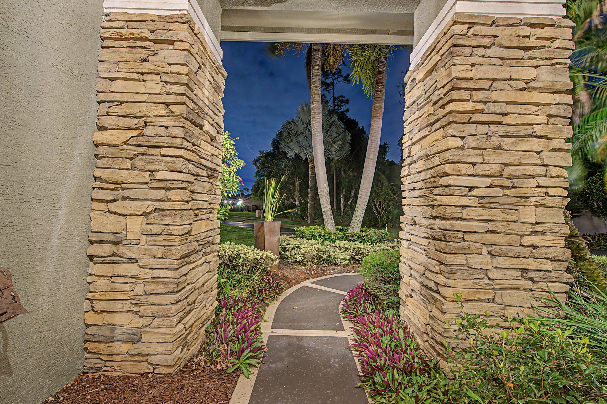 Frontyard View40 (1)