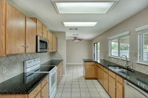 Kitchen/Breakfast Area