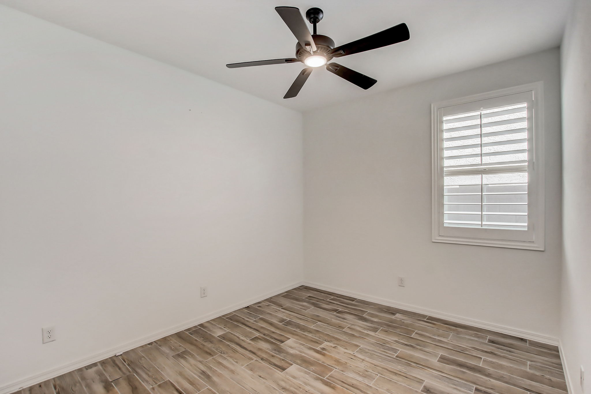 W Rowel Rd-018