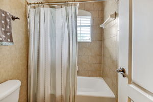 Jack & Jill- separate shower/toilet