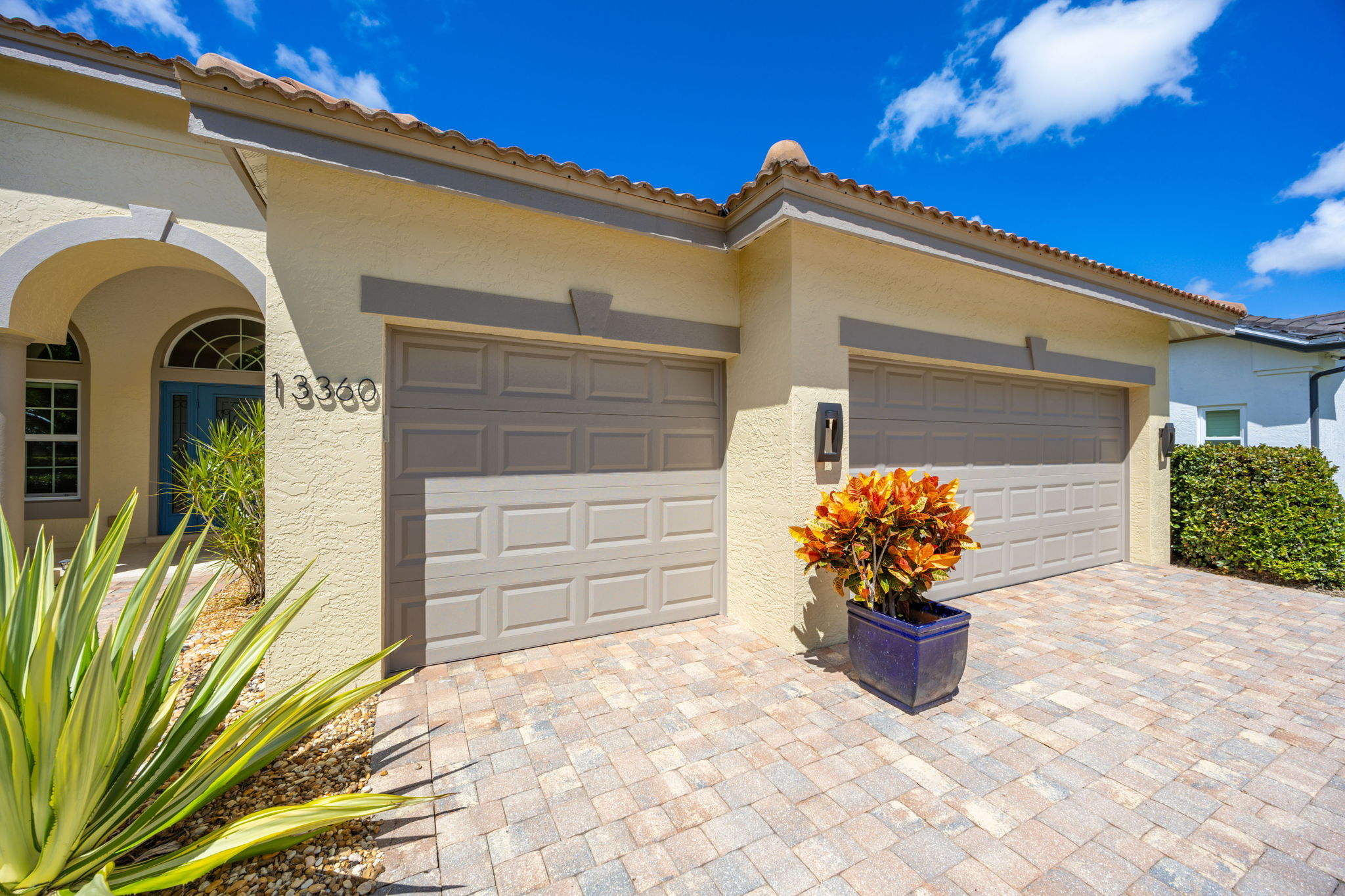 https://cdn.aryeo.com/listings/13360-bridgeford-ave-bonita-springs-fl-34135-28017304/resized/medium/medium-01a05486-286d-72d3-865a-ee410a70511f.jpeg