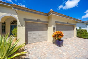 https://cdn.aryeo.com/listings/13360-bridgeford-ave-bonita-springs-fl-34135-28017304/resized/medium/medium-01a05486-286d-72d3-865a-ee410a70511f.jpeg
