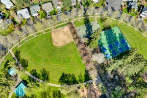 Summerlake Park w/ Pickleball/baseball