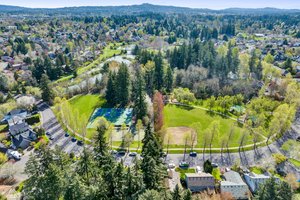 Summerlake Park - 2 blocks away