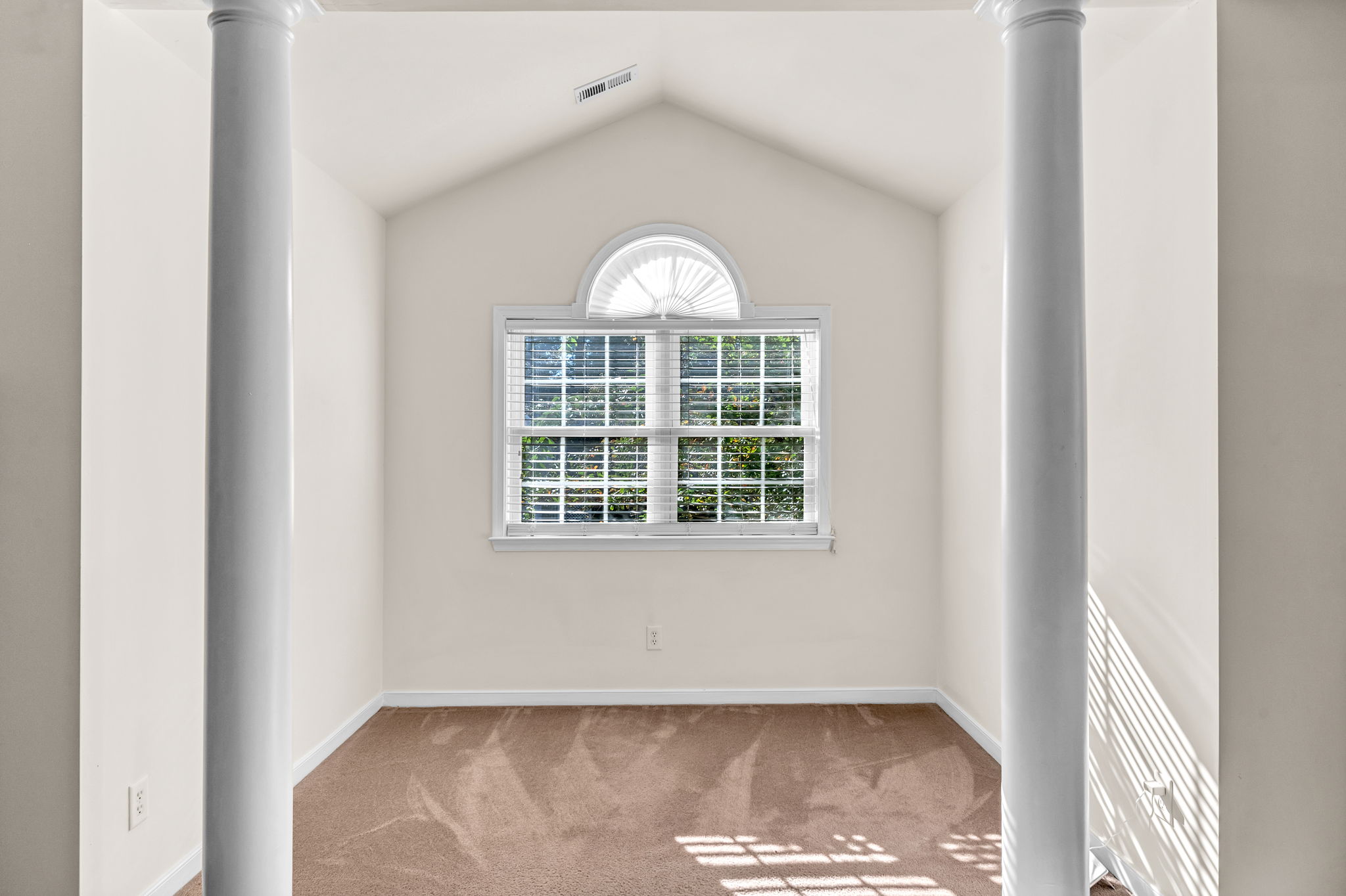 PRIMARY SUITE SITTING AREA W COLUMNS