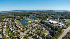 RESORT STYLE LIVING 5 ACRE LAKE W/DOCK, PADDLE BOATS, SWIMCLUB W/WATER PARK CLOSE TO SHOPPING