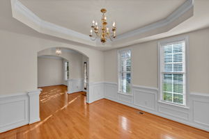 DINING RM W/TRAY CEILING WAINSCOTING