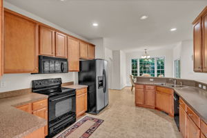 LARGE KITCHEN