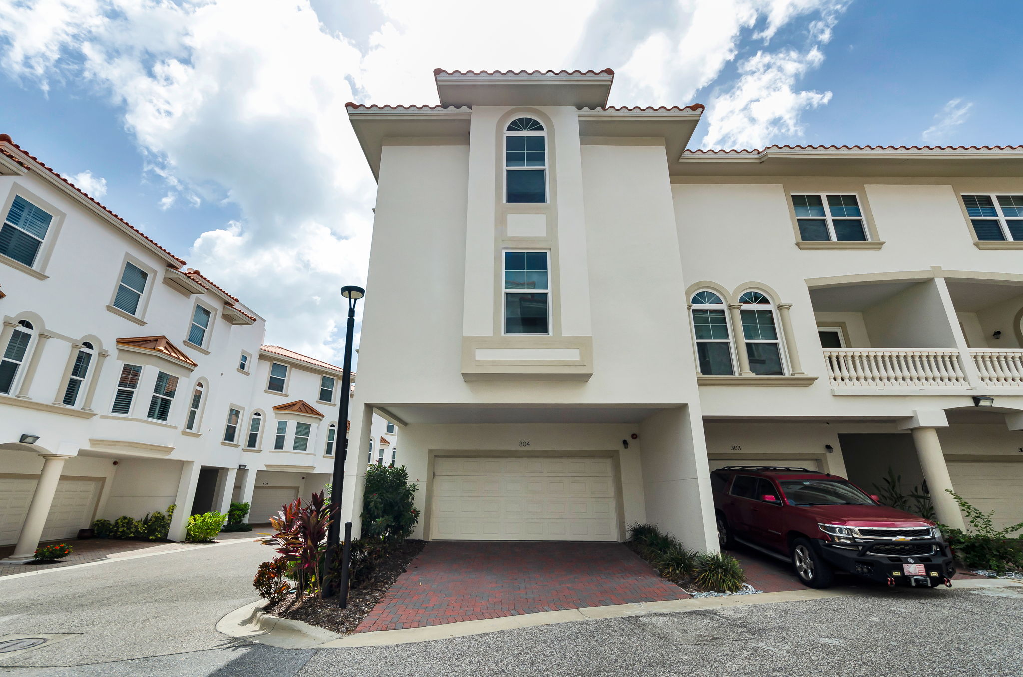 Front Exterior4