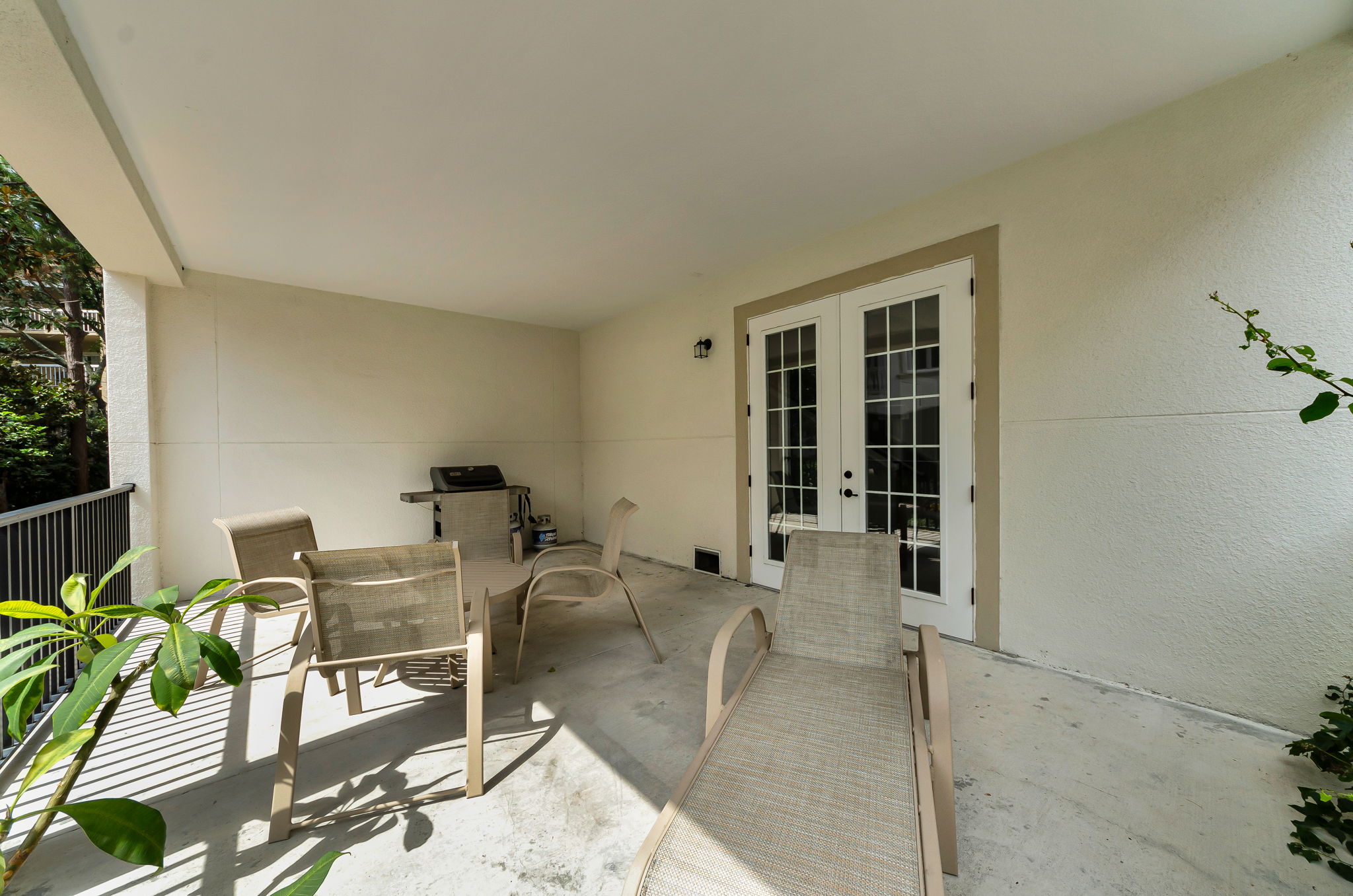 Living Room Balcony5