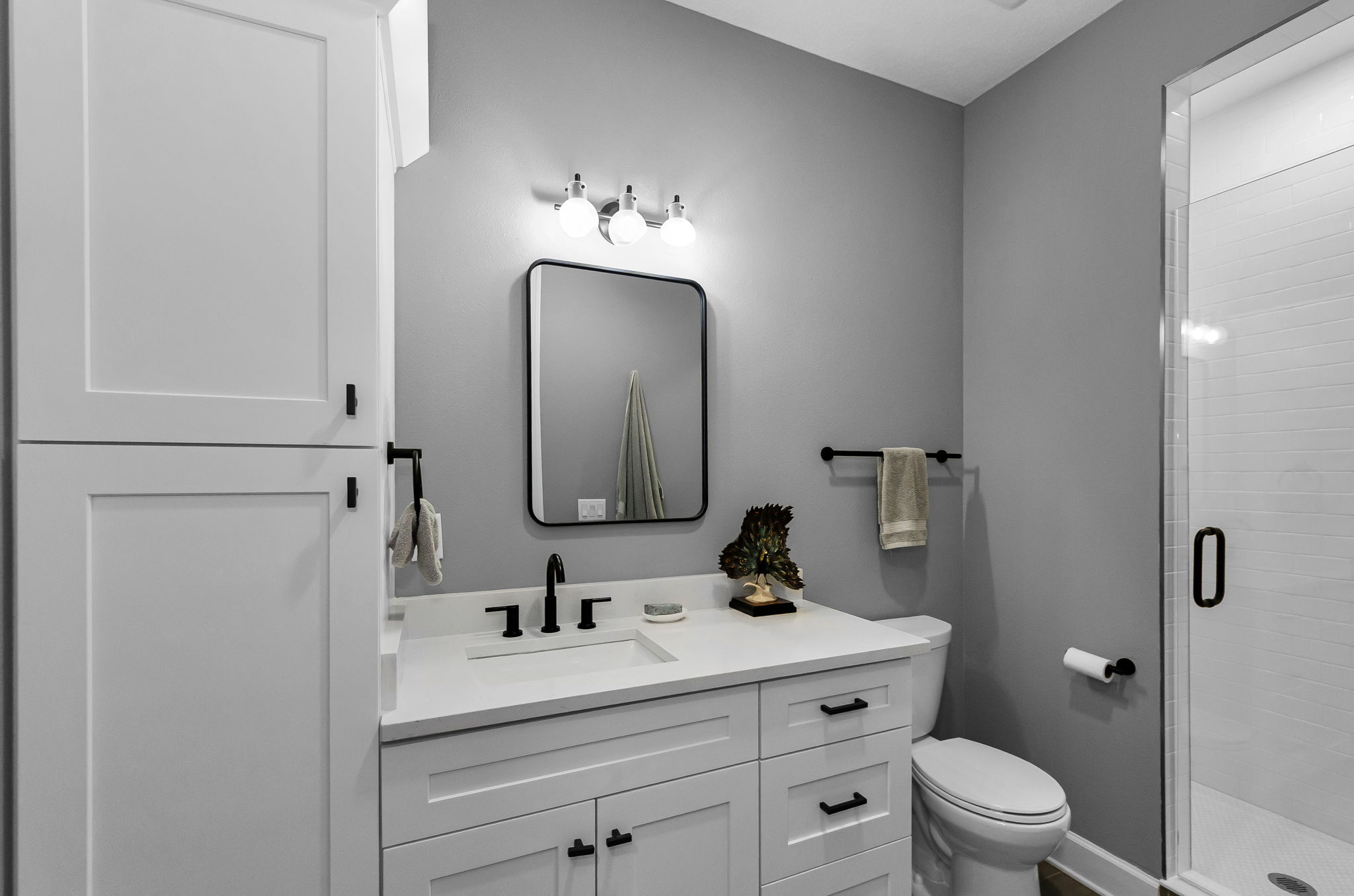 Upper Level Bathroom2