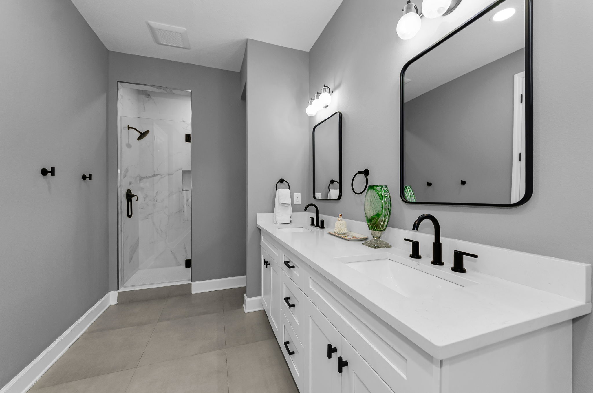 Upper Level Primary Bathroom1c