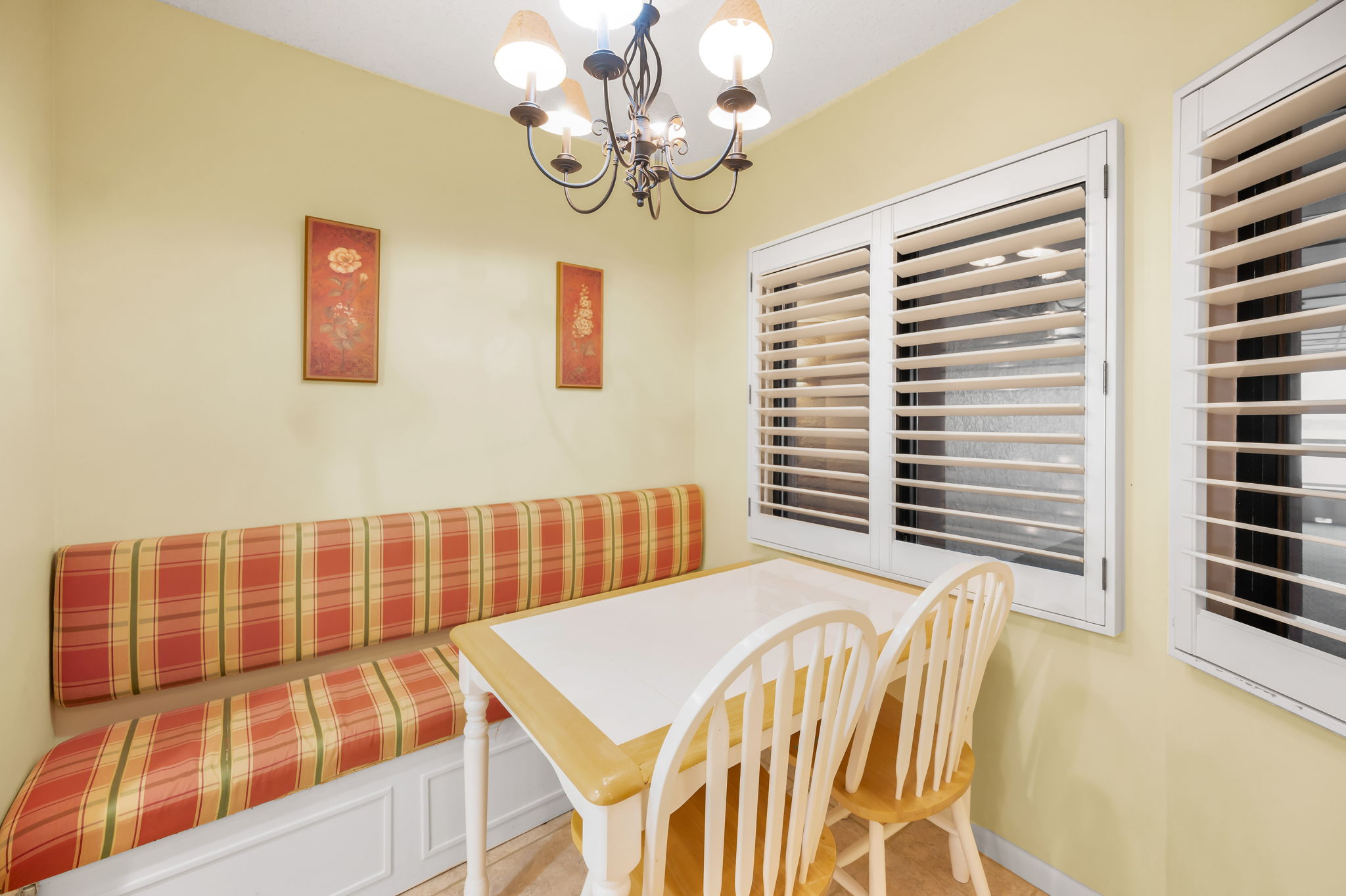 Kitchen Eat-in Area1