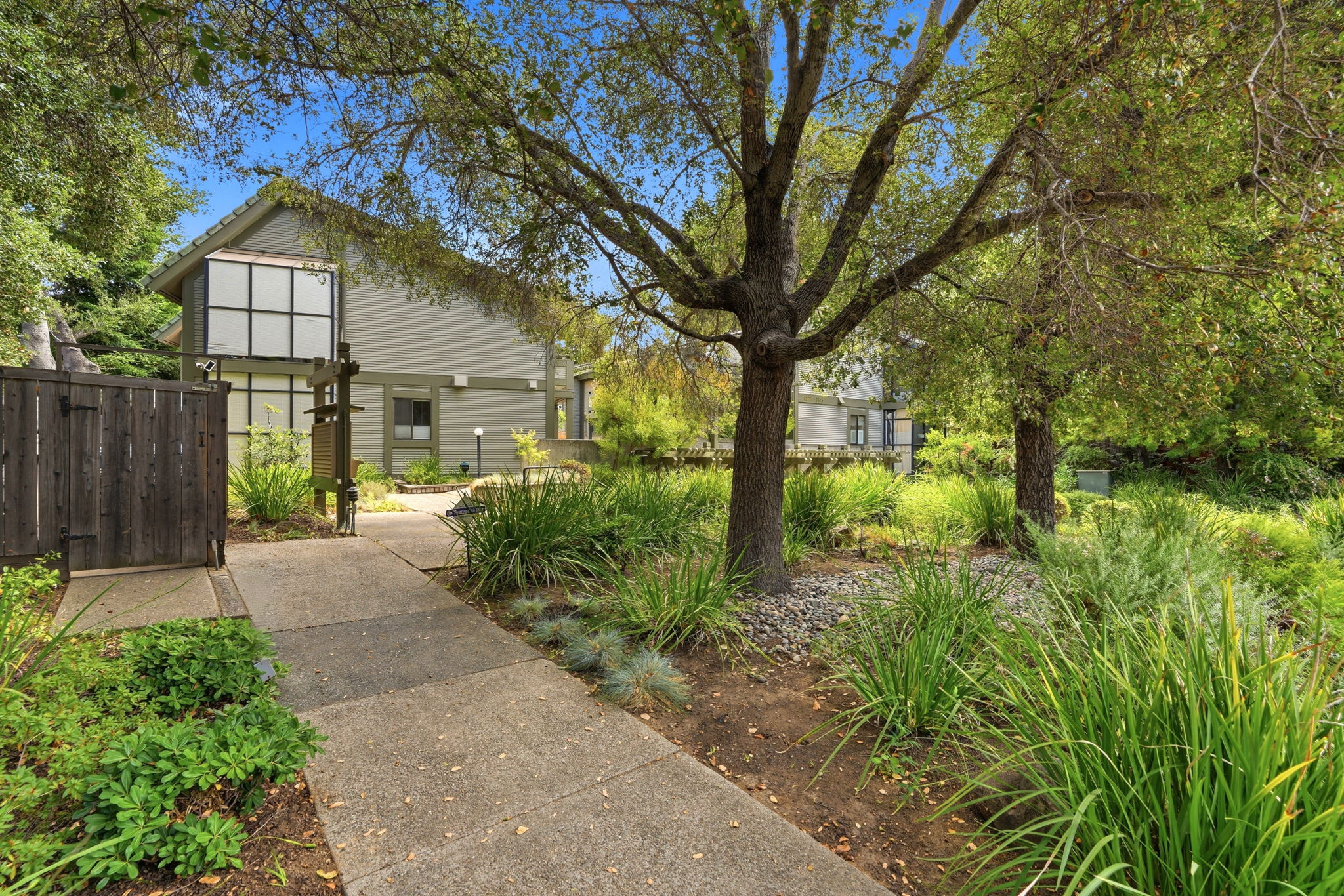 040_F8_1341 Alma St