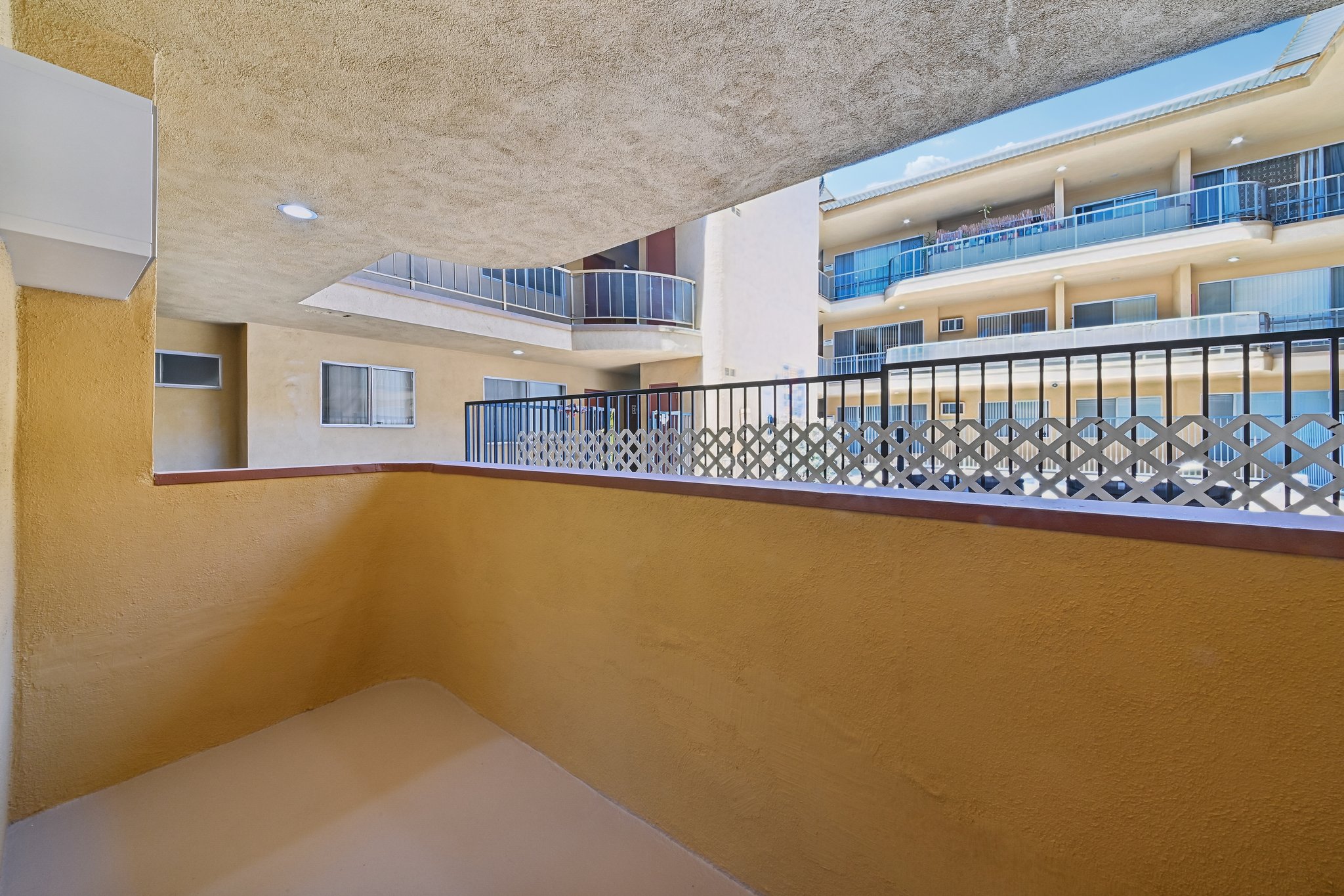 1342 N Fuller Ave Unit 203-S0805-021.jpg