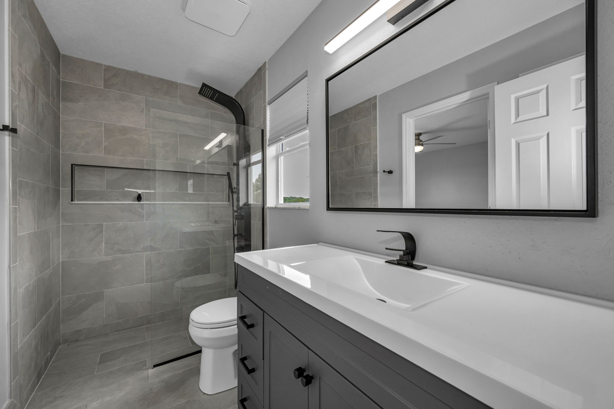 Upper Level Jack and Jill Bathroom 4a