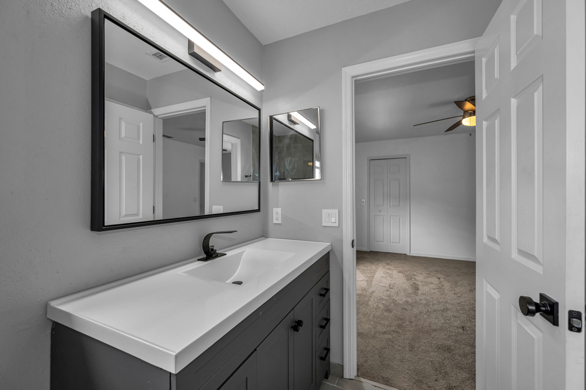 Upper Level Jack and Jill Bathroom 4b