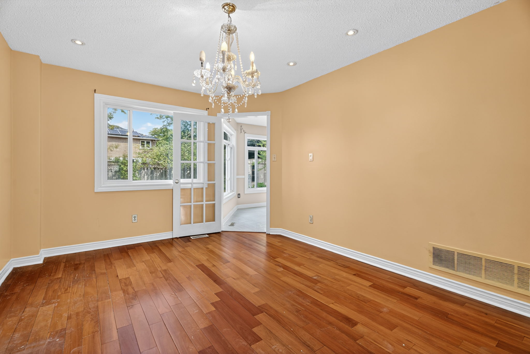1345 Sir David Dr Oakville, ON L6J 6V5