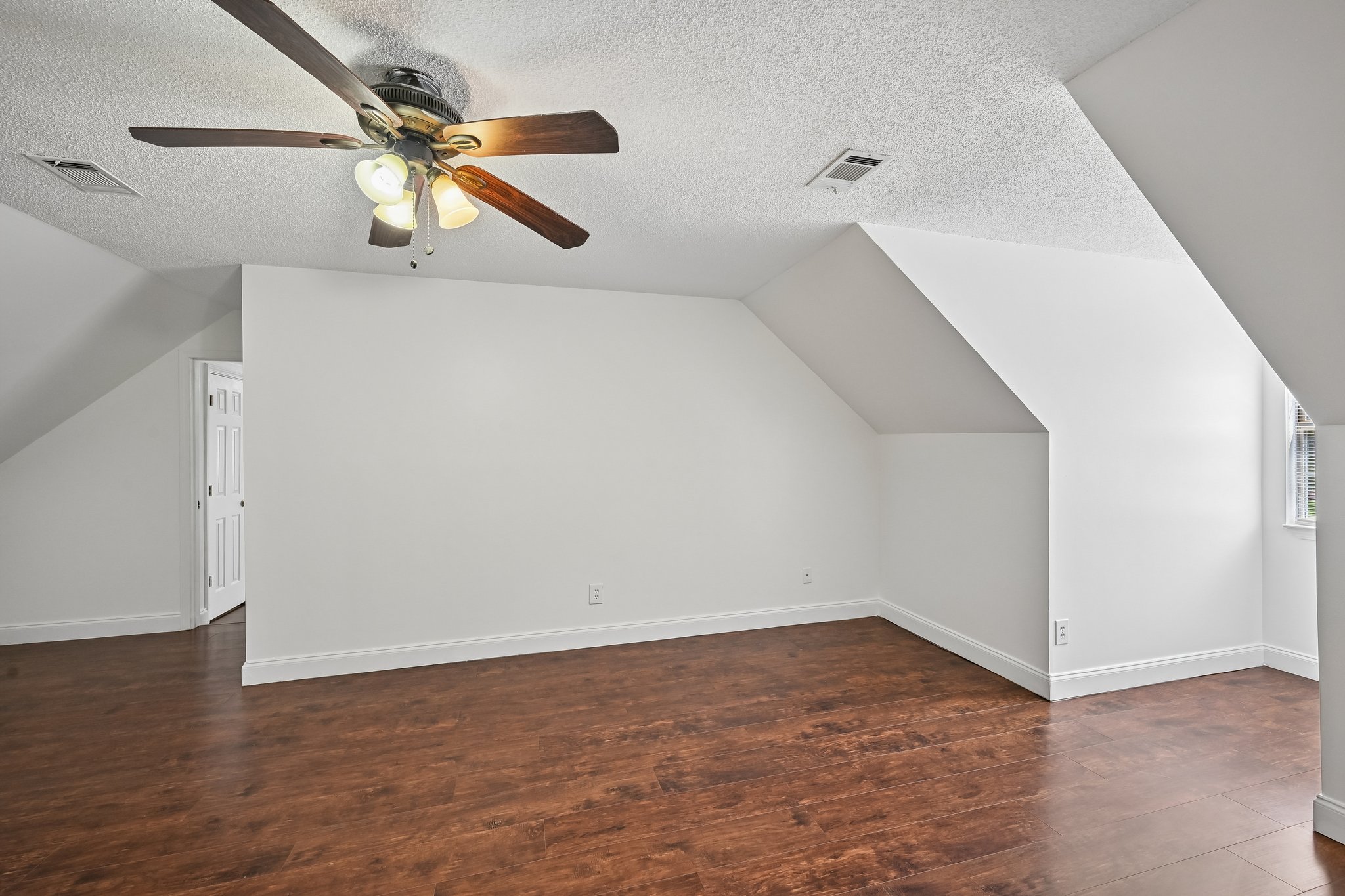 Creekview Dr-S2208-048.jpg
