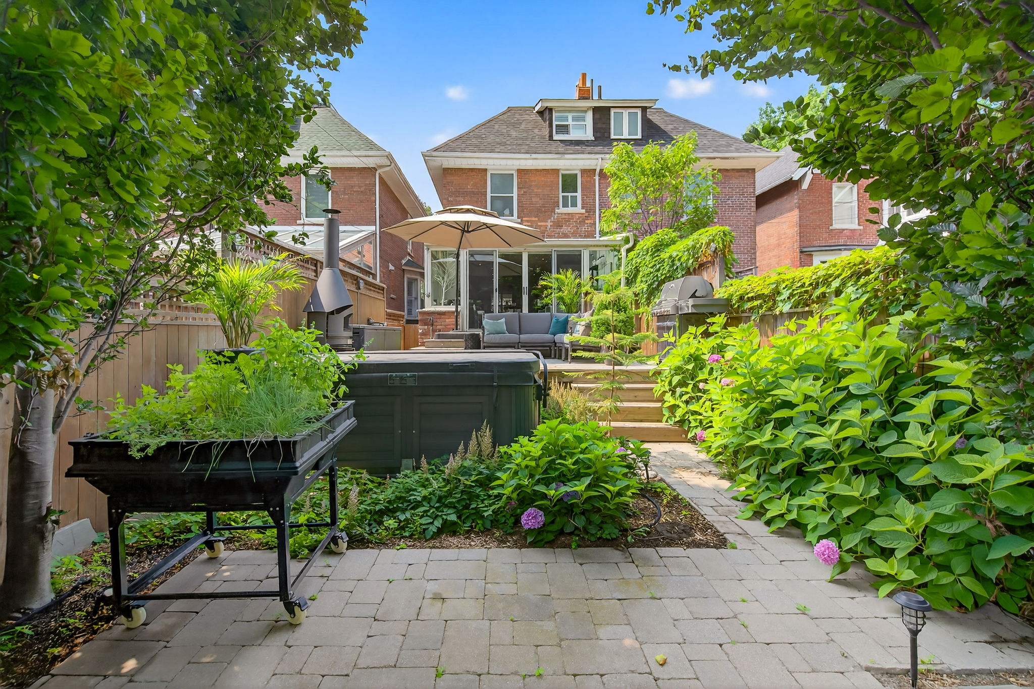 135 Lee Ave Toronto, ON M4E 2P2