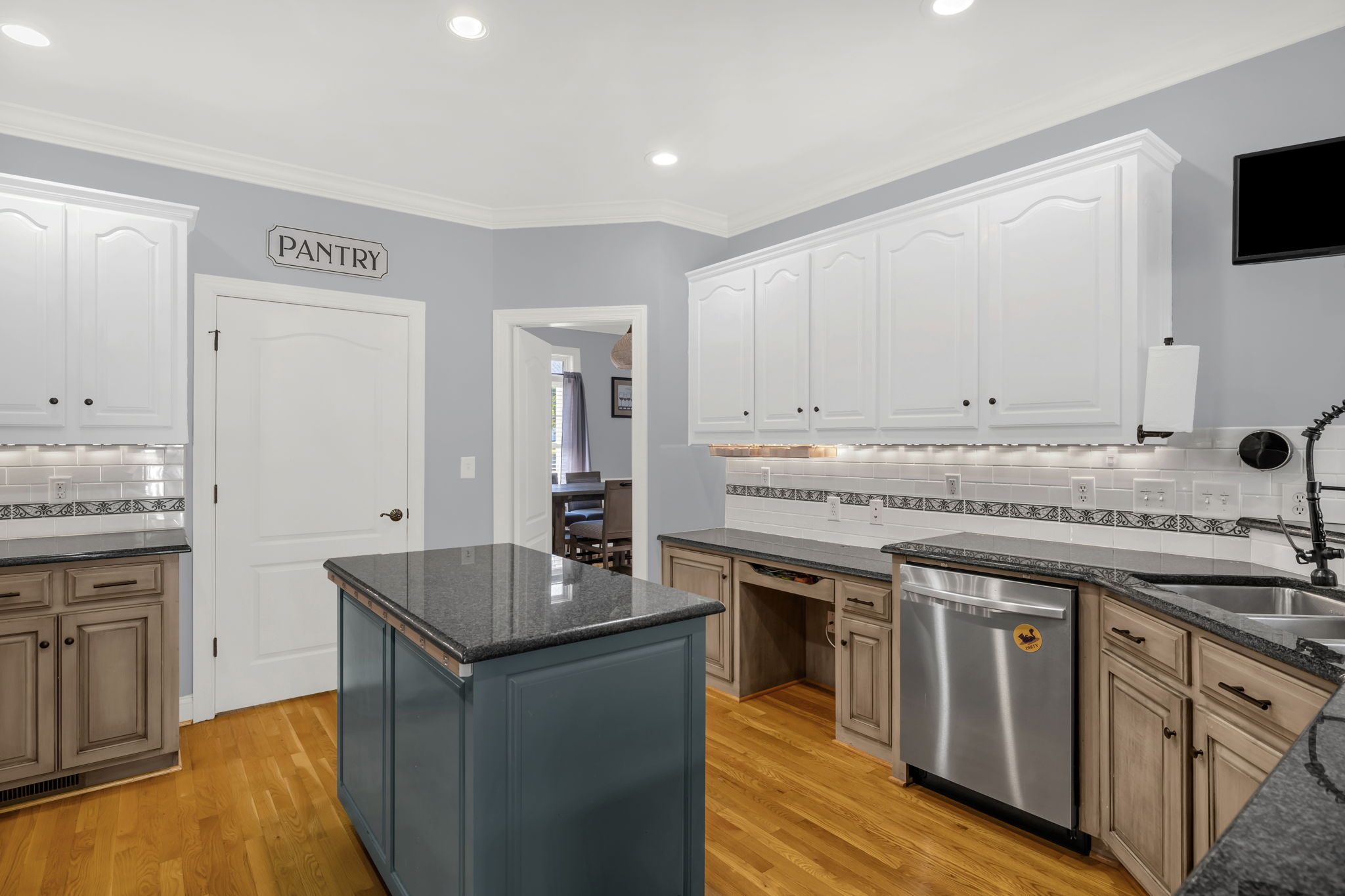 135 Robertson Ln-13