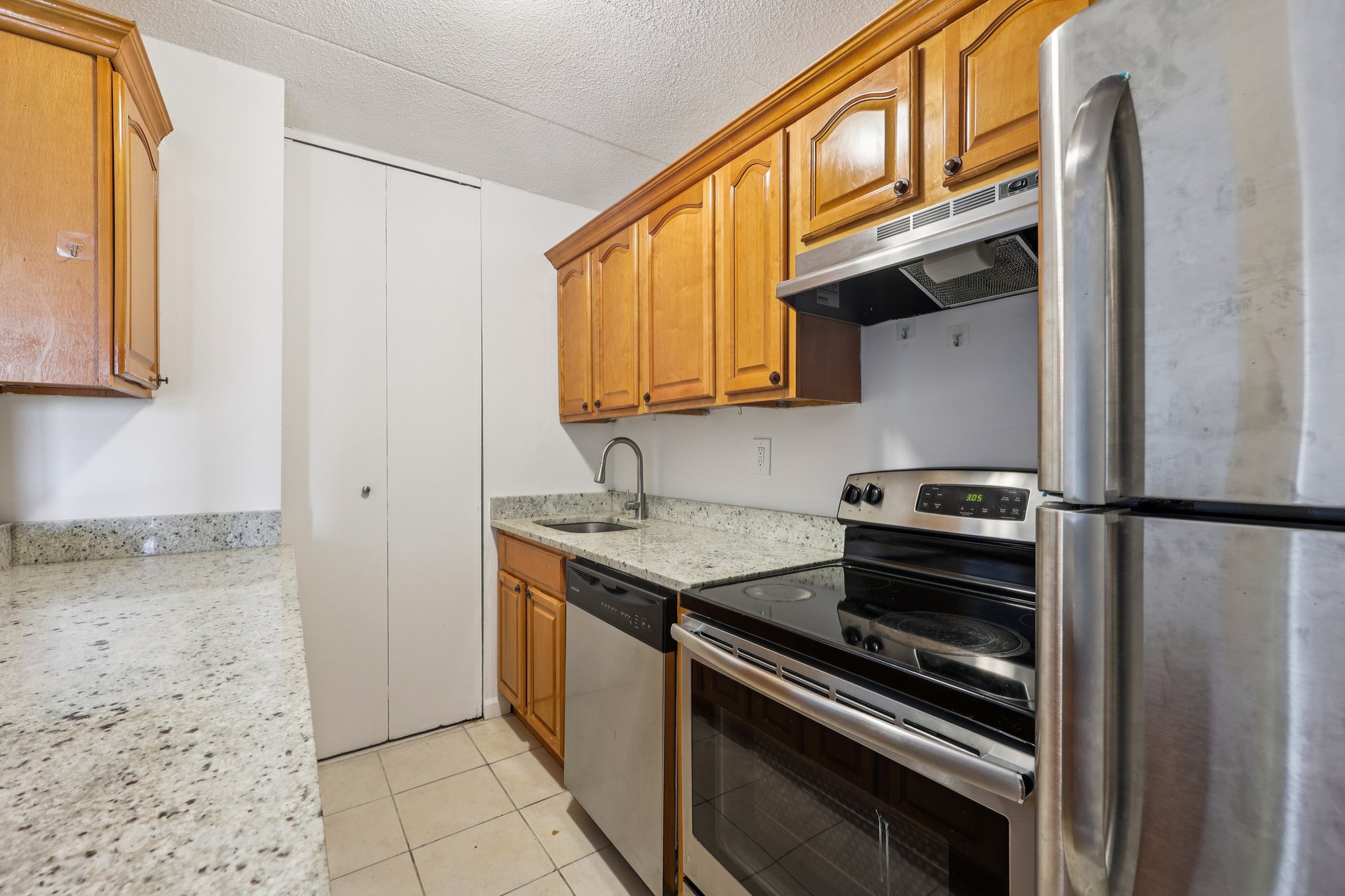 1350 15th St 6D Fort Lee-S2009-013.jpg