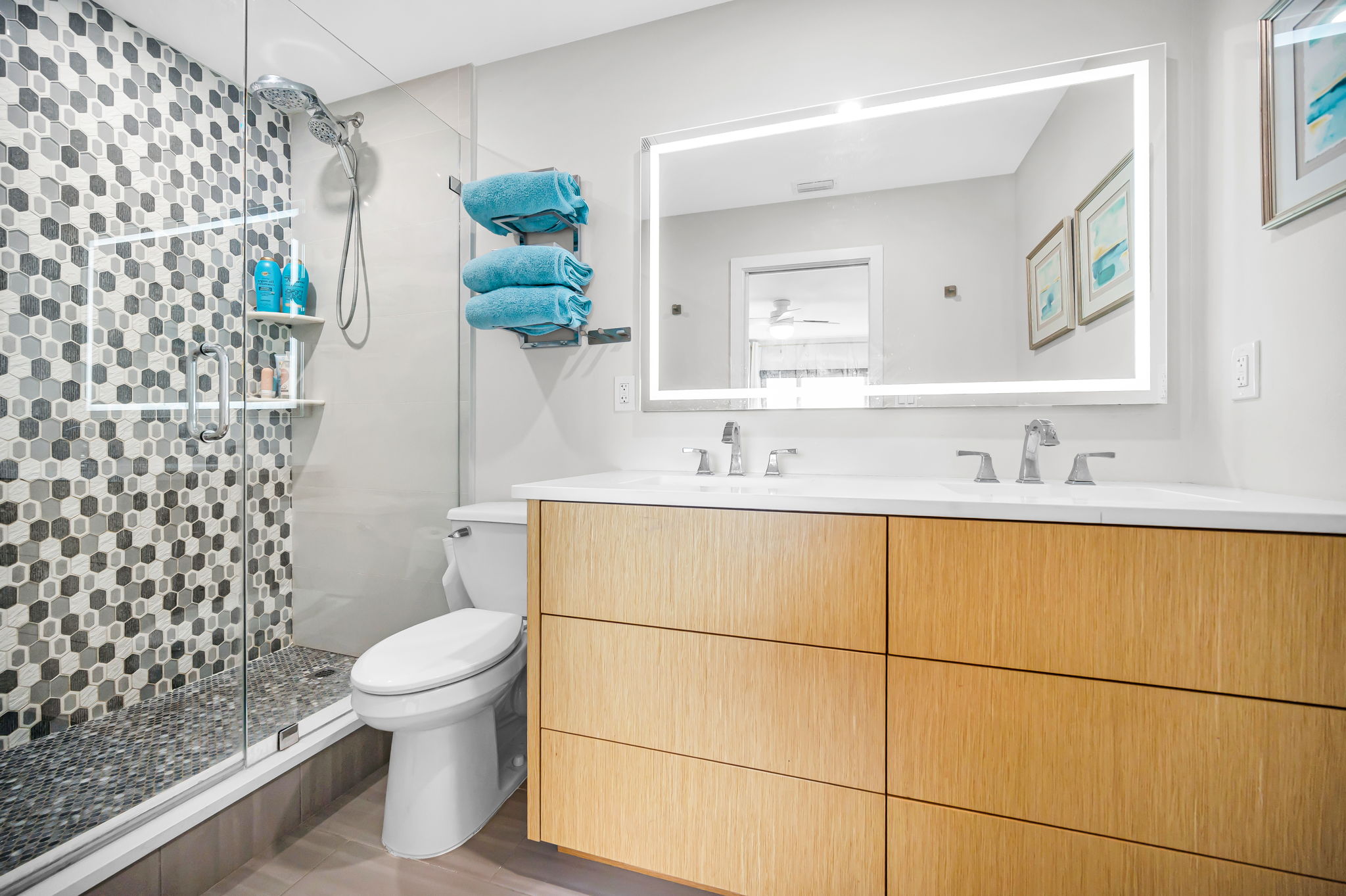 Upper Level Primary Bathroom1a