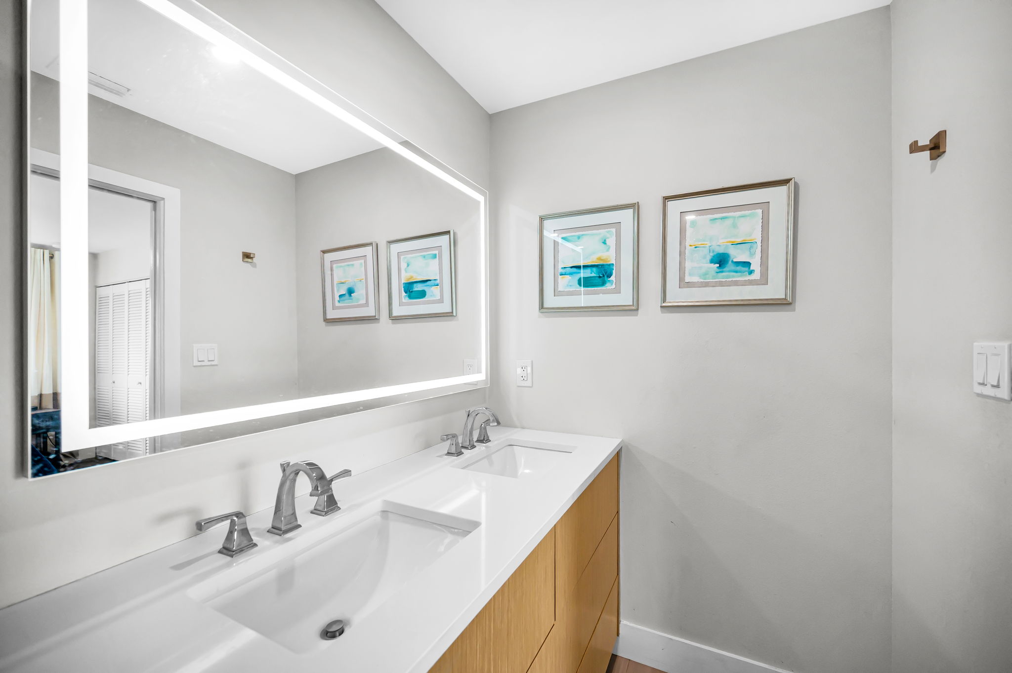 Upper Level Primary Bathroom1c