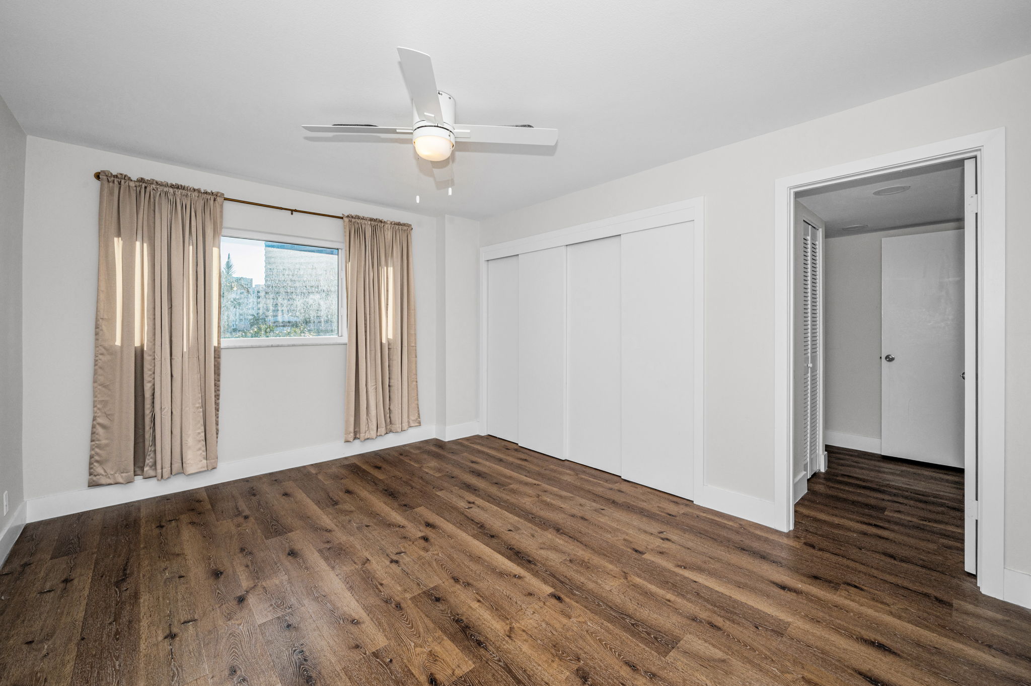 Upper Level Bedroom10a