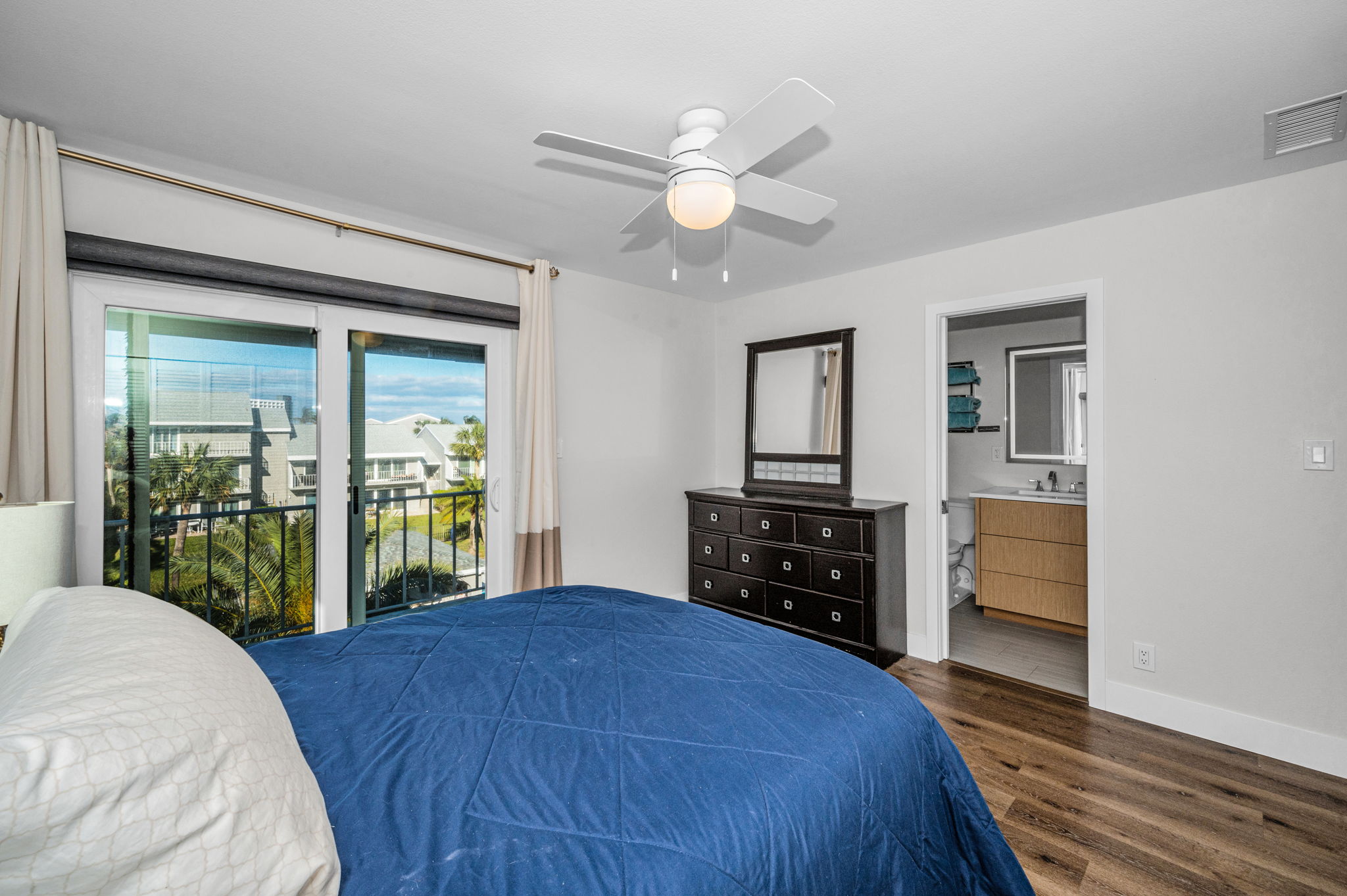 Upper Level Primary Bedroom10i