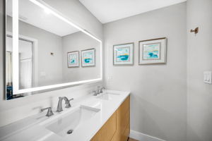 Upper Level Primary Bathroom1c