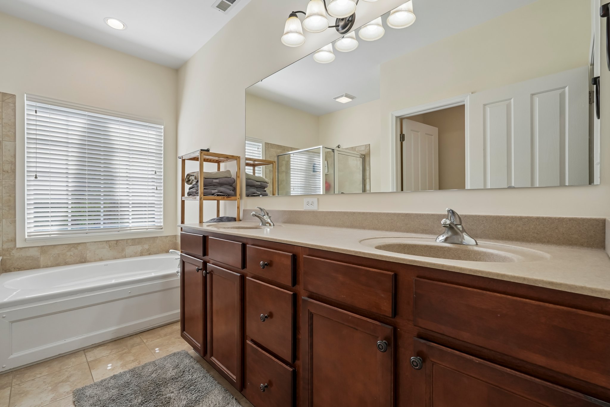 Middlebury Dr-S2506-026.jpg