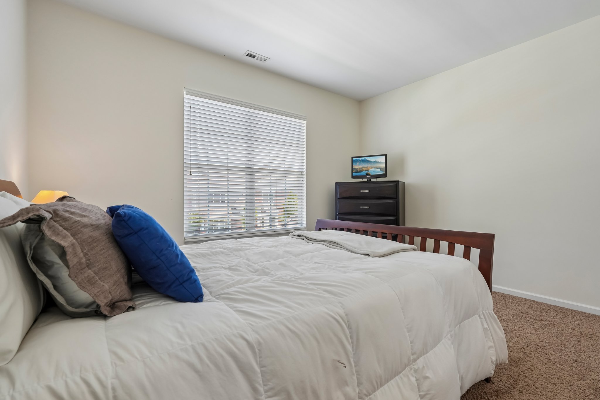 Middlebury Dr-S2506-037.jpg