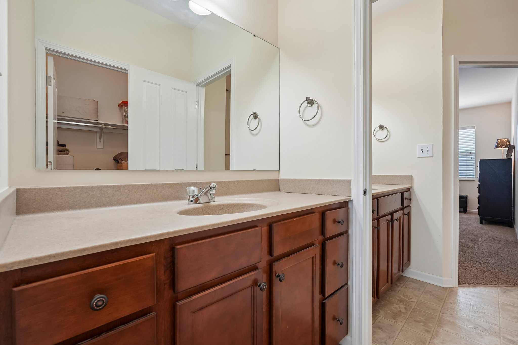 Middlebury Dr-S2506-039.jpg