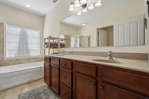Middlebury Dr-S2506-026.jpg