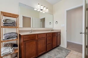 Middlebury Dr-S2506-028.jpg