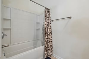 Middlebury Dr-S2506-043.jpg