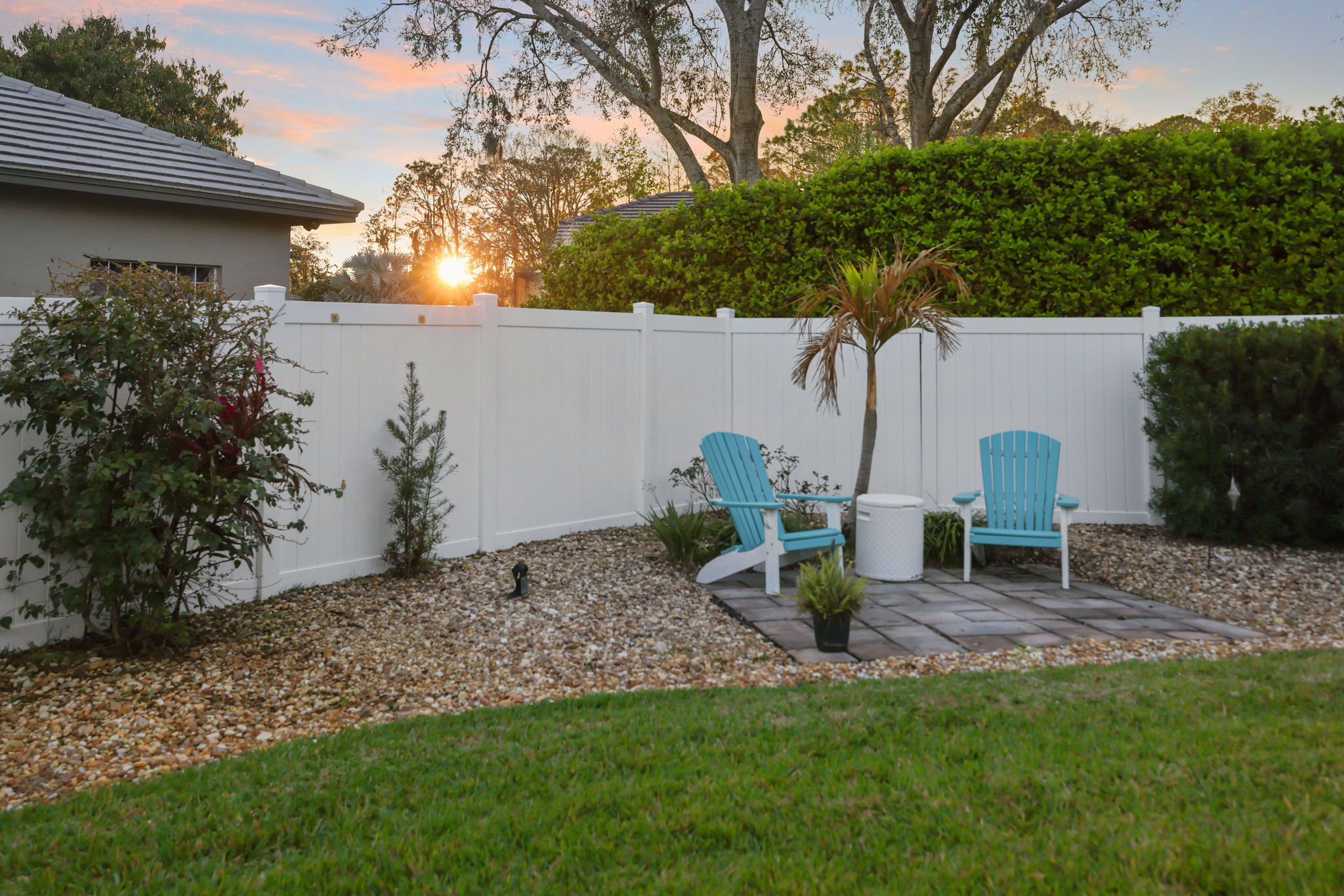 Backyard Chairs Twilight - 495A6348 (1)