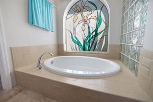 Bathroom 1 Tub - 495A6230 (1)