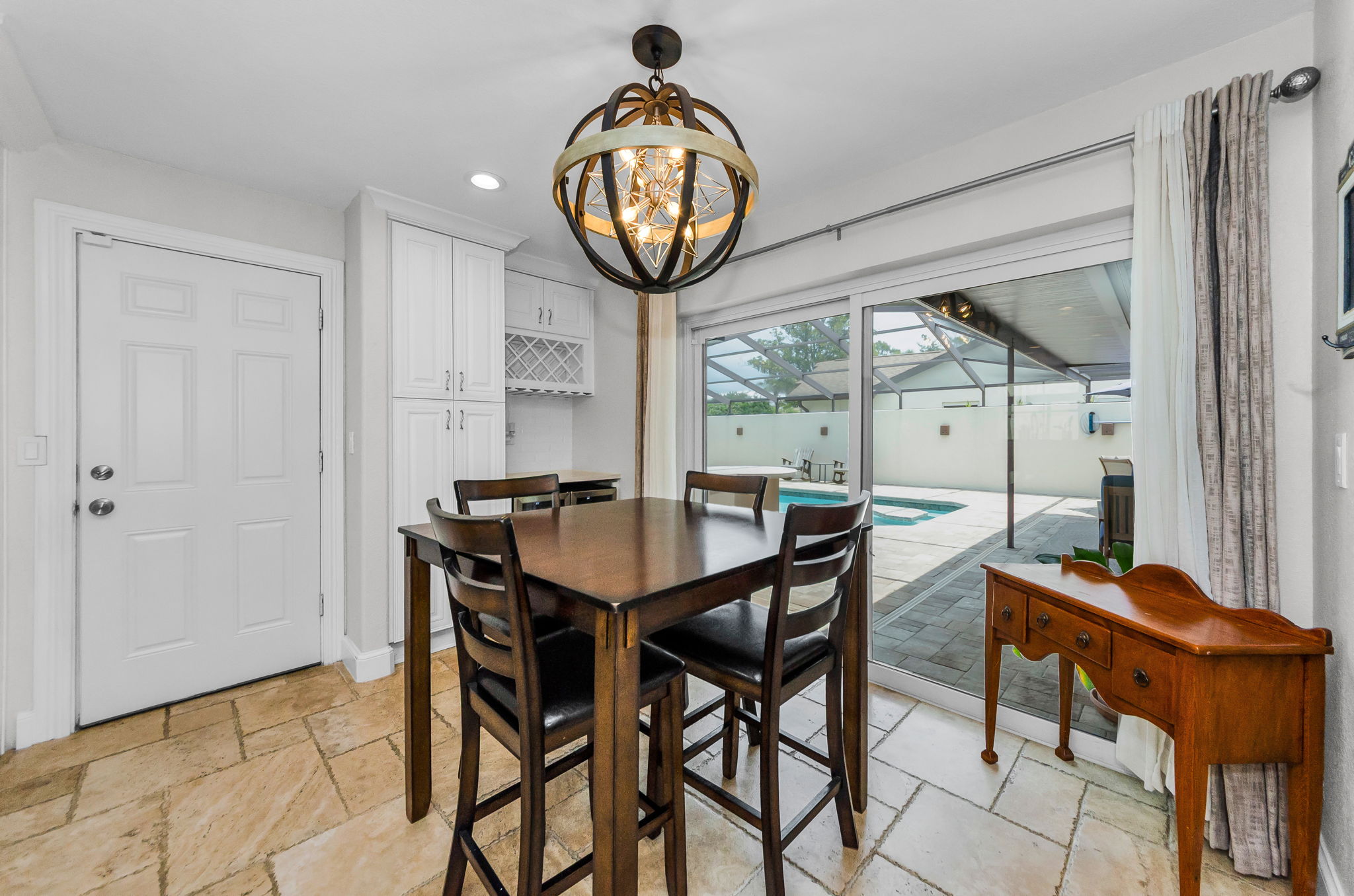 Kitchen Eat-In 1