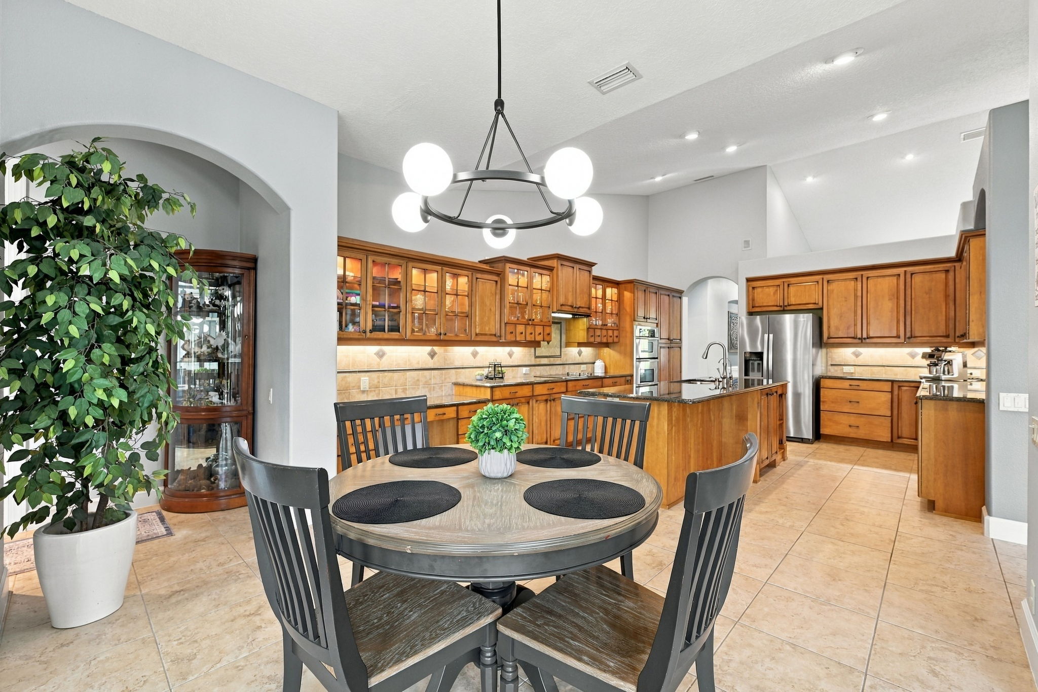Kitchen Eat-in Area5