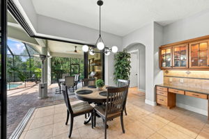Kitchen Eat-in Area3
