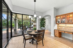 Kitchen Eat-in Area4